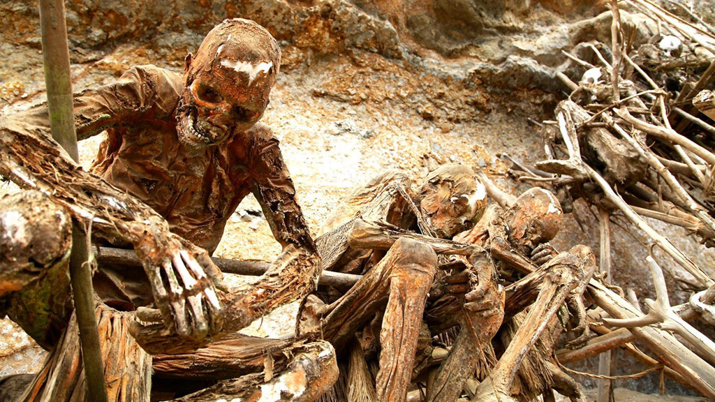 Người Anga (Papua New Guinea) có tục ướp xác rùng rợn hàng thế kỷ bằng cách hun khói. Quá trình ướp xác được thực hiện cẩn thận và kỹ lưỡng bởi những người có kinh nghiệm, quy trình này khiến nhiều du khách cảm thấy rùng mình. Sau khi hun khói, các xác ướp không được chôn, thay vào đó, người thân sẽ đặt xác lên các vách đá dựng đứng. Với người Anga, đó là một hình thức thể hiện sự tôn trọng với người đã khuất. Ảnh: Baraz.