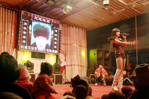 Trái với cảnh đau thương thường thấy, một số đám tang tại Đài Loan (Trung Quốc) lại nhộn nhịp, tưng bừng như lễ hội. Đặc biệt, các gia đình có người thân qua đời sẽ thuê dàn vũ nữ thoát y nhảy múa trong đám tang, ngay trước linh cữu của người đã khuất hoặc nhảy trên những nóc xe đưa tang giữa phố. Nhiều gia đình cho rằng làm vậy có thể xua đuổi được những điều không may. Tuy nhiên, không ít người Trung Quốc phản đối hành vi phản cảm và khiếm nhã này. Ảnh: Daily Mail, Mirror, Getty.