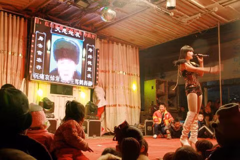 Trái với cảnh đau thương thường thấy, một số đám tang tại Đài Loan (Trung Quốc) lại nhộn nhịp, tưng bừng như lễ hội. Đặc biệt, các gia đình có người thân qua đời sẽ thuê dàn vũ nữ thoát y nhảy múa trong đám tang, ngay trước linh cữu của người đã khuất hoặc nhảy trên những nóc xe đưa tang giữa phố. Nhiều gia đình cho rằng làm vậy có thể xua đuổi được những điều không may. Tuy nhiên, không ít người Trung Quốc phản đối hành vi phản cảm và khiếm nhã này. Ảnh: Daily Mail, Mirror, Getty.