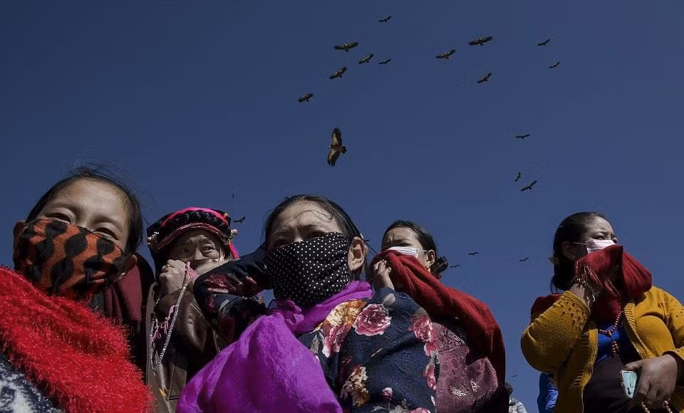 Theo quan niệm của Phật giáo Kim Cương Thừa, linh hồn là phần quan trọng nhất của cuộc sống con người. Khi về cõi niết bàn, linh hồn tồn tại vĩnh viễn, thân xác chỉ như "chiếc thuyền rỗng" mục rữa. Vì vậy, việc để kền kền rỉa xác như một hành động bày tỏ sự thành kính của gia đình đối với người đã khuất.