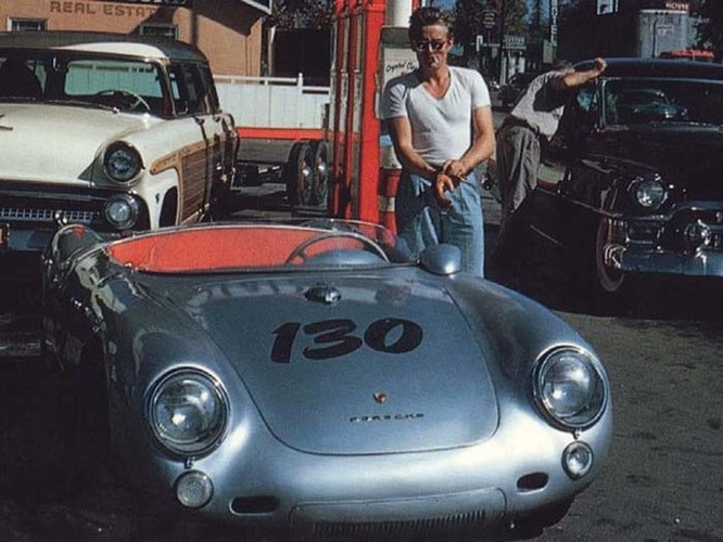 James Dean, diễn viên Hollywood nổi tiếng người Mỹ qua đời ngày 20/9/1955 trong một vụ tai nạn đua xe. Đây là bức ảnh cuối anh chụp với chiếc xe đua của mình ở California.