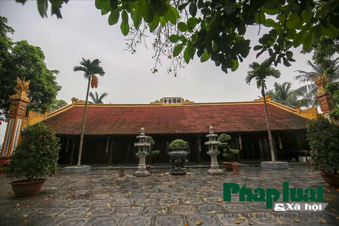 Trước mặt tiền chính là khoảng sân lớn, có lư hương lớn ở giữa để du khách và Phật tử đến dâng hương.