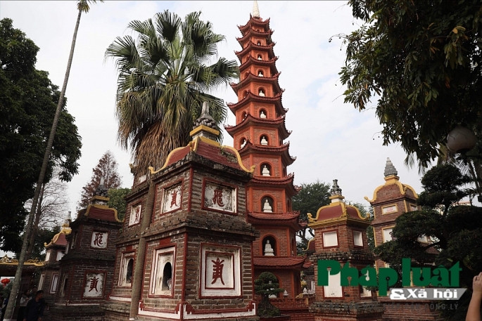 Ngôi chùa tọa lạc trên một hòn đảo nhỏ năm về phía Đông hồ Tây thuộc quận Tây Hồ, kết hợp hài hòa giữa nét uy nghiêm cổ kính, nhã nhặn của vườn cây xanh tươi cùng hồ nước mênh mang.