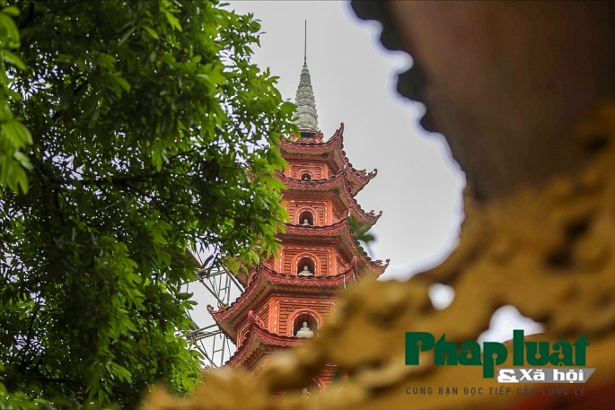 Ngôi chùa nằm yên tĩnh, thanh bình tại một góc Tây Hồ. Tổng thể ngôi chùa là một quần thể gồm nhiều lớp nhà với ba ngôi chính là tiền đường, nhà thiêu công và thượng điện, nối thành chữ Công.