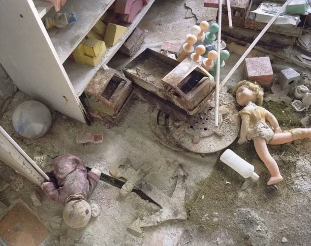 Bụi bặm là minh chứng của thời gian ở vùng đất vắng dấu chân người. Những đứa trẻ từng chơi đùa ở đây có thể đều đã 30, 40 tuổi.