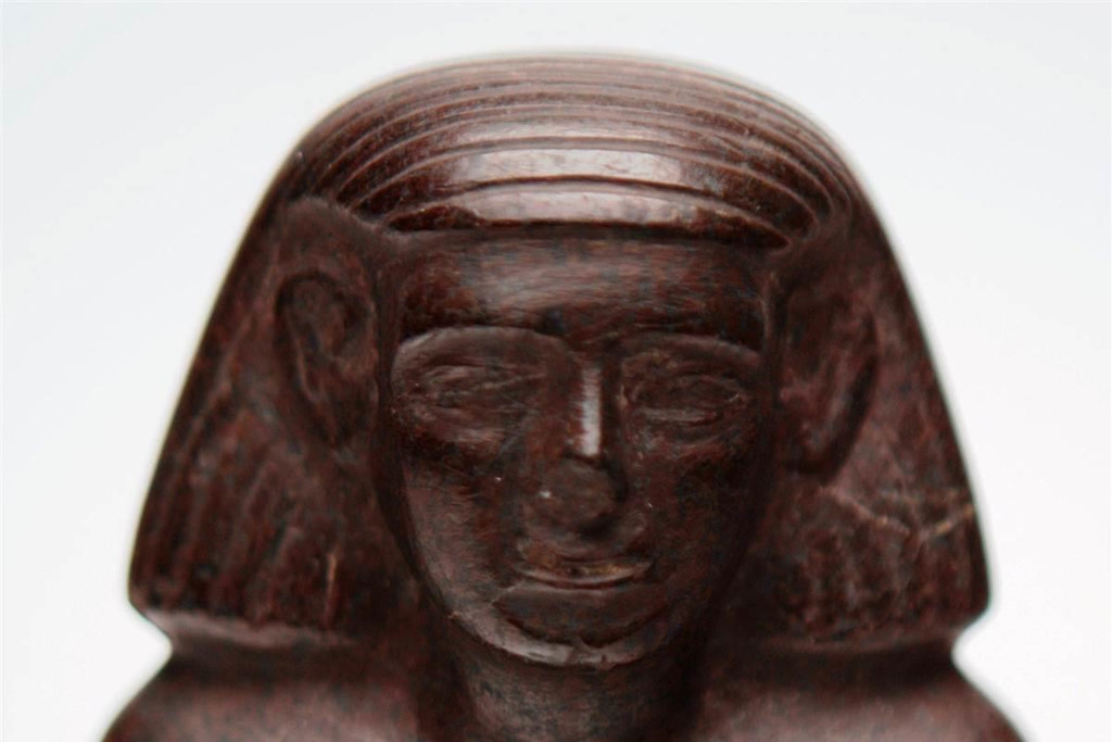 Các nhà khoa học đã đưa ra nhiều giả thuyết về hiện tượng kỳ lạ này. Một số cho rằng tượng di chuyển do rung động từ bước chân của khách tham quan, hoặc do lực ma sát và từ trường khác biệt. Tuy nhiên, bức tượng di chuyển một góc 45 độ trong 90 phút kể cả khi không có người gần đó và tượng xoay tròn một cách hoàn hảo mà không lệch ra hướng khác. Đến nay, vẫn chưa có lời lý giải chắc chắn nào cho điều này. Ảnh: Nbcnews.