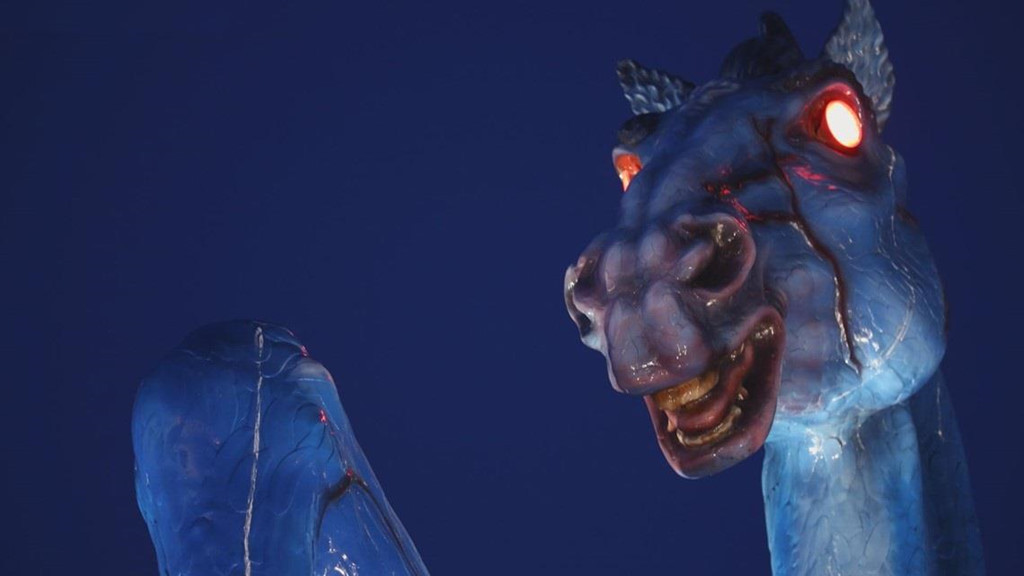 Tuy nhiên, từ khi được đặt tại sân bay vào năm 2008, bức tượng khiến nhiều du khách cảm thấy sợ hãi và không thoải mái khi nhìn thấy đôi mắt đỏ rực trong đêm. Bên cạnh đó, cái chết của chính Jiménez trong quá trình chế tác bức tượng - khi một mảnh tượng rơi xuống làm đứt động mạch chủ ở chân ông, sau này tượng do con trai Jiménez hoàn thiện - khiến không ít người cho rằng Blue Mustang sẽ đem lại xui xẻo. Ảnh: Reddit.