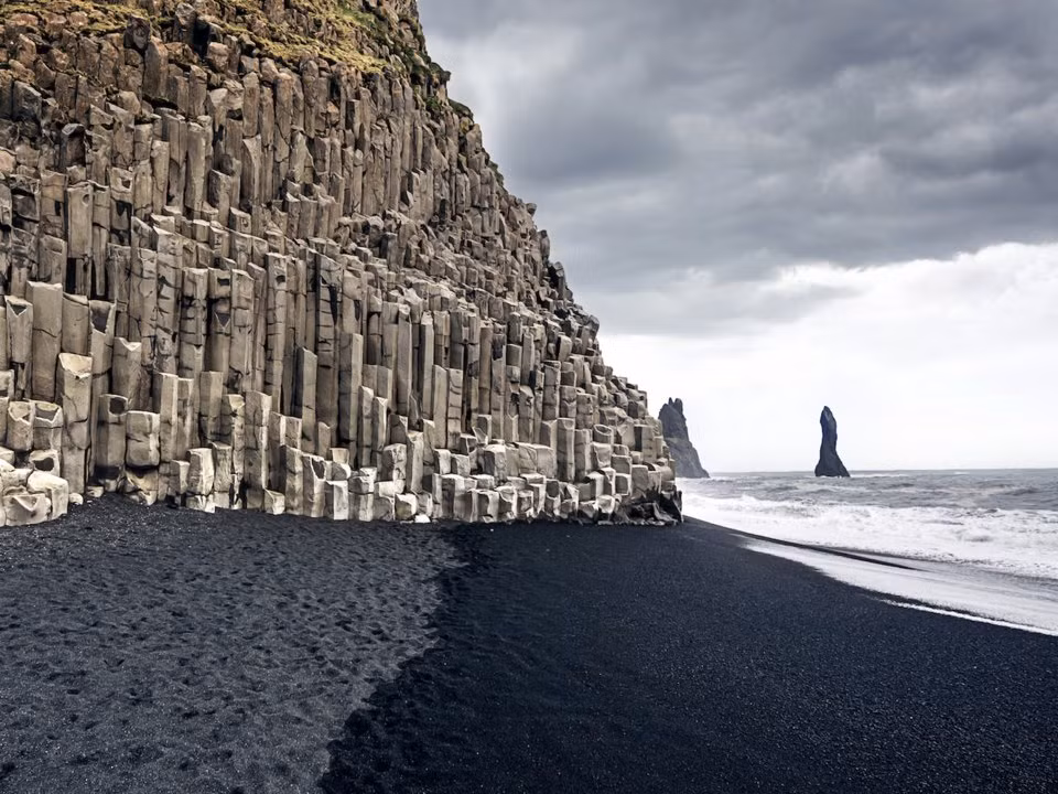 Reynisfjara Beach, Vik, Iceland. (ảnh: Insider).
