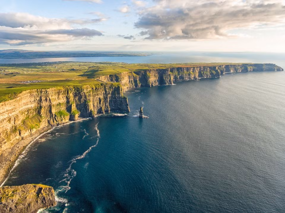 The Cliffs of Moher, County Clare, Ireland. (ảnh: Insider).
