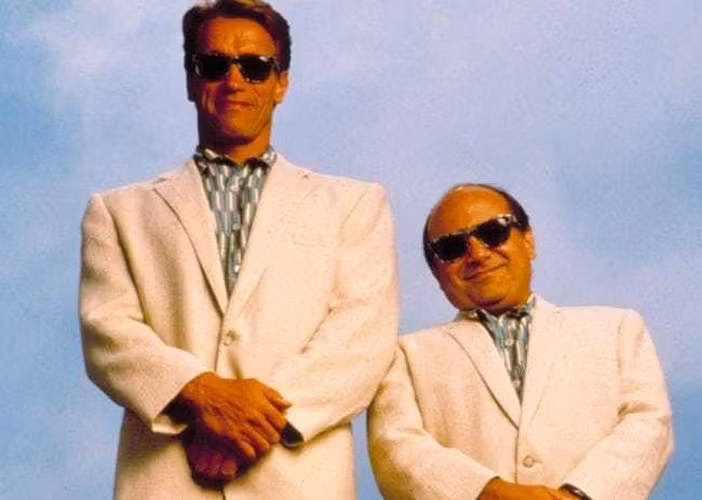 Một cặp sinh đôi sống tách nhau từ khi họ chỉ mới 3 tuần tuổi nhưng 39 năm sau, vào năm 1979, khi gặp lại nhau, họ mới phát hiện ra rằng mình có cuộc sống giống hệt nhau. Cả 2 người đều được đặt tên là James, đều làm việc trong ngành luật khi trưởng thành, đều lấy những người phụ nữ tên là Linda, rồi ly hôn và tái hôn với những người phụ nữ tên Betty. Cặp sinh đôi này cũng có những người con trai và cùng đặt tên là James Allan. (Trong ảnh: cặp đôi trong bộ phim "Anh em sinh đôi" dựa trên câu chuyện có thật này).