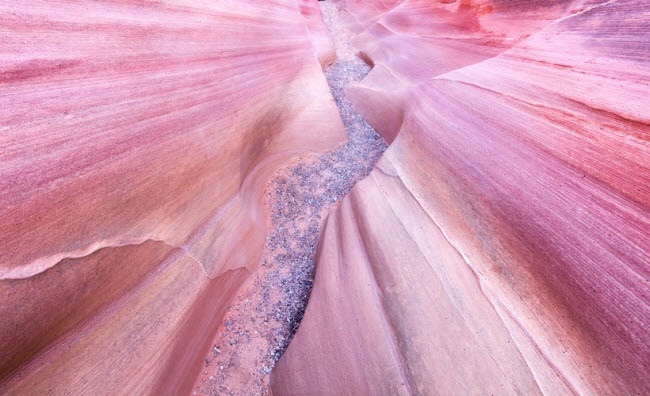  Thung lũng Lửa, Mỹ: Vườn quốc gia Thung lũng Lửa ở bang Nevada gây ấn tượng với những cấu trúc sa thạch màu đỏ nhạt và cây chết khô. Du khách nên tới đây vào lúc sáng sớm để tránh nắng nóng vào thời gian ban ngày.