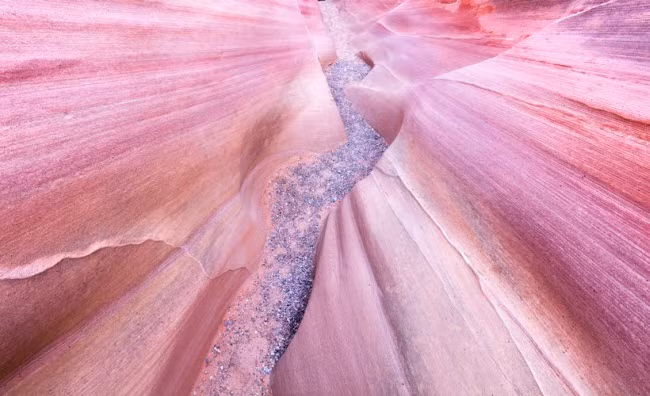  Thung lũng Lửa, Mỹ: Vườn quốc gia Thung lũng Lửa ở bang Nevada gây ấn tượng với những cấu trúc sa thạch màu đỏ nhạt và cây chết khô. Du khách nên tới đây vào lúc sáng sớm để tránh nắng nóng vào thời gian ban ngày.