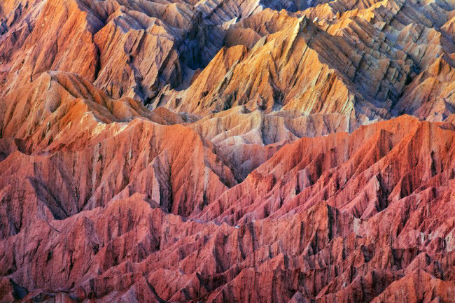  Thung lũng Mặt trăng, Chile: Khi mặt trời lặn vào mỗi buổi chiều tối, các cấu trúc đã tại thung lũng giữa sa mạc Atacama dường như chuyển từ màu hồng sang màu đỏ đậm, ngay trước lúc bầu trời phủ kín bởi các vì sao.