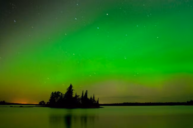  Ánh sáng bắc cực quang, Canada: Du khách có thể chứng kiến hiện tượng này tại những vùng gần Bắc Cực và Nam Cực nhất như Alaska, Greenland, Phần Lan, Norway và Canada. Thời điểm lý tưởng nhất để ngắm ánh sáng bắc cực quang là vào mùa đông hay mùa xuân.