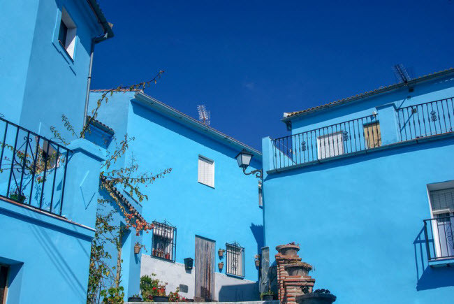  Júzcar, Tây Ban Nha: Thị trấn nhỏ ở vùng tả Andalucía cách thành phố Seville khoảng 2 giờ di chuyển bằng ô tô. Nơi đây gây ấn tượng với những ngôi nhà màu xanh, sau khi chúng được sử dụng làm bối cảnh cho ngôi làng trong bộ phim Smurfs vào năm 2011.