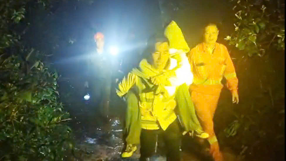 Lâm Đồng: Giải cứu 5 sinh viên lạc trên núi Lang Biang - Hình 2 Lam Dong: Giai cuu 5 sinh vien lac tren nui Lang Biang-Hinh-2