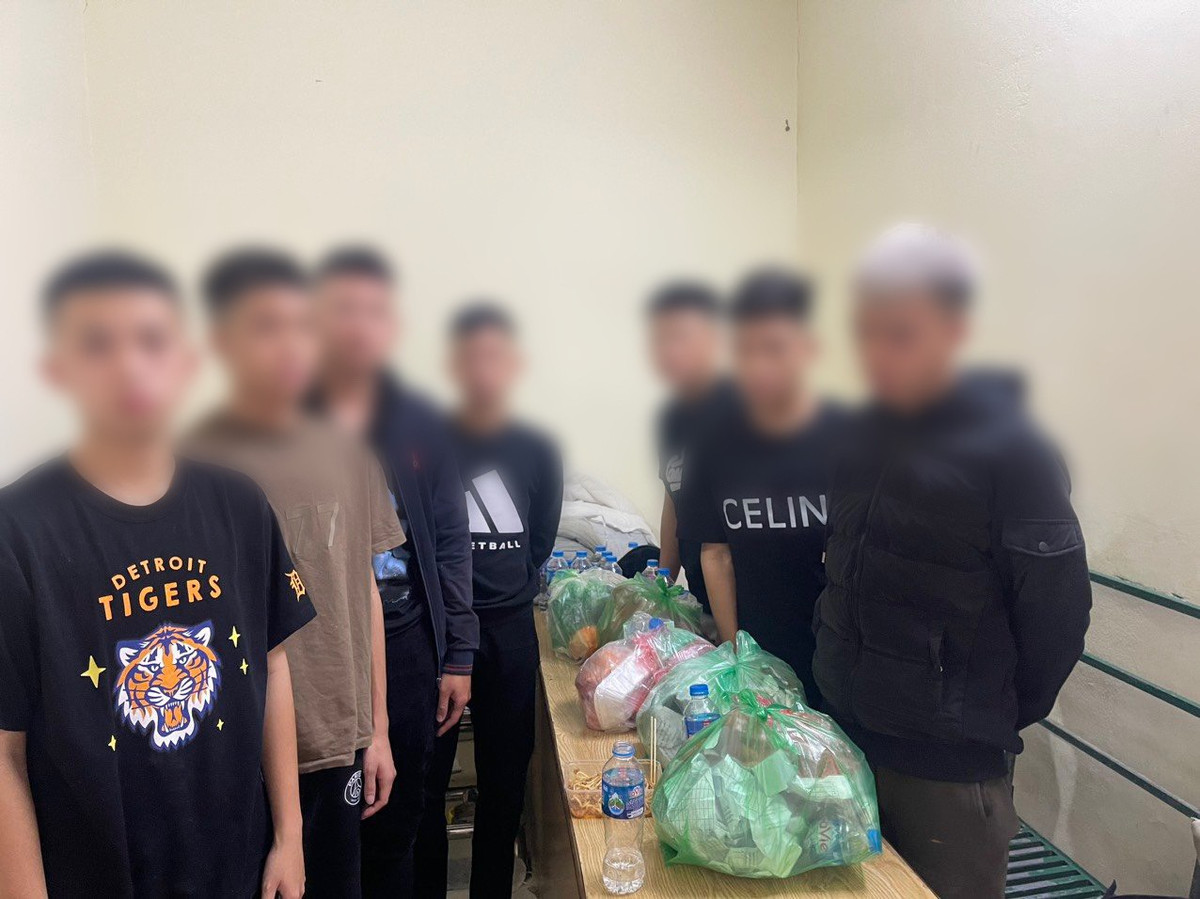 Bắt 2 nhóm thanh niên đuổi đánh nhau trên phố Hà Nội - Hình 2 Bat 2 nhom thanh nien duoi danh nhau tren pho Ha Noi-Hinh-2