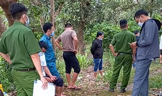 Tại hiện trường, công an xác định nạn nhân là một phụ nữ ngoài 50 tuổi, chết trong tư thế nằm ngửa trong bụi cây rậm rạp, trên cổ có vết cắt sâu, áo khoác ngoài bị mở phanh, áo trong bị kéo lên quá ngực, không mặc quần, từ phần bụng trở xuống bị đốt cháy. Nạn nhân sau đó được xác định là bà Lê Thị Thanh (SN 1961, trú tại thôn Phú Bình 2, xã Cam Tân). Xác định đây là một vụ án giết người, đốt xác, công an huyện đã báo cáo về Ban Giám đốc Công an tỉnh Khánh Hòa. (Ảnh minh họa, nguồn internet)