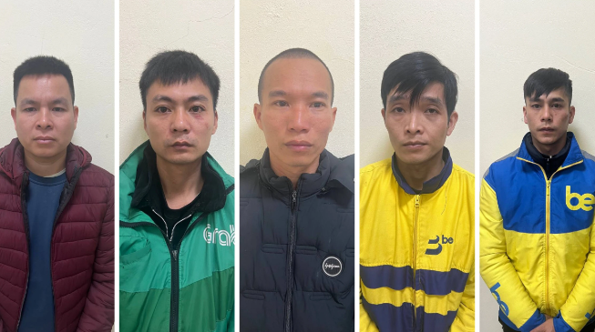 Bat nhom tai xe danh bac o cong vien Hoa Binh Ha Noi