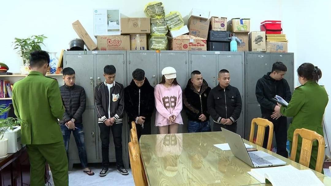 Gặp nhau tại đám cưới, nhóm nam nữ rủ về nhà để “thác loạn“ Gap nhau tai dam cuoi, nhom nam nu ru ve nha de “thac loan“