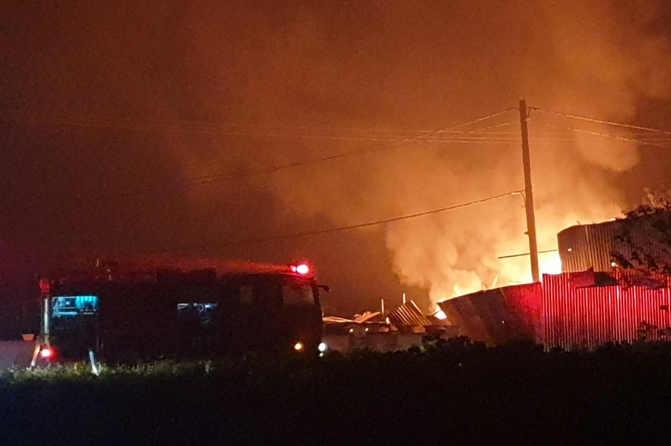 Xe cho gas boc chay lan sang nha xuong, 3 nguoi bi thuong