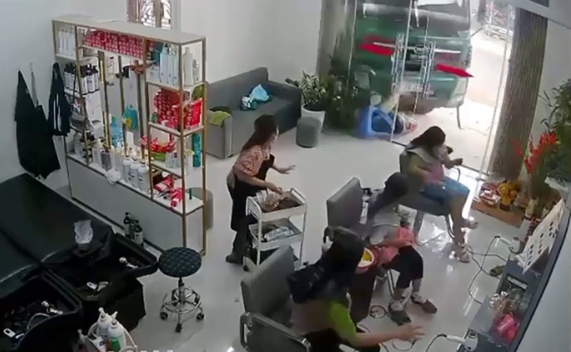  Xe tải va chạm xe máy rồi lao vào cửa hàng gội đầu, 4 người thương vong: Chiều 7/1, xe tải BKS: 90C-026.05 trong lúc đang lưu thông trên đường BT04 theo hướng từ xã Việt Lập đi xã Liên Chung (huyện Tân Yên, tỉnh Bắc Giang) thì xảy ra va chạm với xe máy BKS: 98B2-141.XX do anh Đ.V.C. (SN 1992) điều khiển khiến nạn nhân tử vong tại chỗ. Chưa dừng lại đó, xe tải tiếp tục lao vào một cửa hàng gội đầu ven đường, đâm vỡ cửa kính và khiến 3 nữ khách bị vùi dưới đống đổ nát. May mắn, các nạn nhân chỉ bị thương nhẹ. 