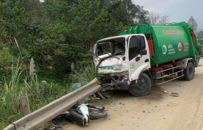  Ô tô va chạm xe máy đi ngược chiều trên cao tốc, bốn người tử vong: Chiều 14/2, xe chở rác do tài xế Nghiêm Văn Bắc, 33 tuổi, điều khiển di chuyển trên cao tốc hướng Lào Cai - Hà Nội. Đến đoạn qua TP Lào Cai, ô tô va chạm với hai xe máy (mỗi xe hai người) chạy ngược chiều. Bốn người tử vong tại chỗ gồm: Nguyễn Văn Hùng 13 tuổi, Trần Anh Minh 17 tuổi, Đặng Tuấn Anh 18 tuổi và Phàn Khánh Ngọc 15 tuổi, đều trú huyện Bát Xát. Tại hiện trường, hai xe máy vỡ nát, xe chở rác toác đầu. Hộ lan bằng sắt bị tông gãy. 