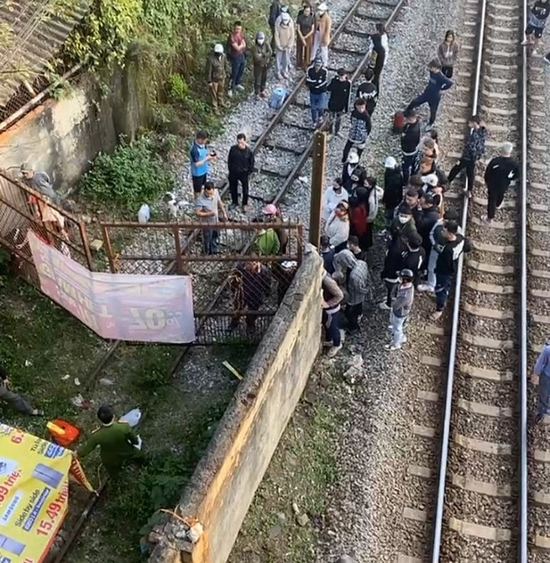  Tai nạn giao thông nghiêm trọng, 2 cô gái tử vong tại chỗ: Chiều 12/2 (tức mùng 3 Tết) trên cầu vượt Phú Sơn, phường Phú Sơn, TP. Thanh Hóa, tỉnh Thanh Hóa, tài xế N.Q.G. (SN 1984), trú tại huyện Hậu Lộc, Thanh Hóa điều khiển ô tô mang biển kiểm soát 36A-923.xx xảy va chạm với xe máy mang biển kiểm soát 36B7-965.xx do 2 cô gái chở nhau lưu thông hướng ngược lại. Cú va chạm mạnh khiến 2 người đi xe máy bị hất từ trên cầu rơi xuống gầm cầu giao cắt với đường sắt, tử vong tại chỗ. 