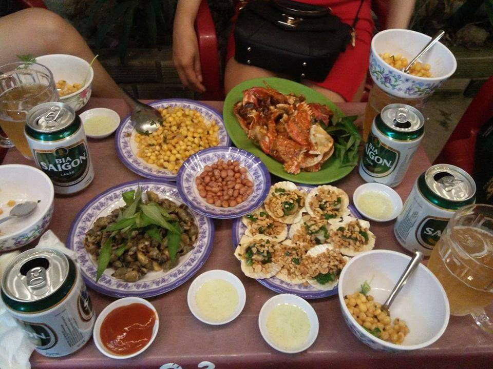 Chạm mặt nhau ở bữa tiệc, H. thì không biết gì, còn Thương thì rất uất ức. Cô nghĩ rằng Thơm bắt cá hai tay, phản bội mình. Còn với H., Thương cho rằng cô đang cùng Thơm cười nhạo trên nỗi đau của mình. Những tưởng sự việc chỉ dừng lại ở đó, nào ngờ... Ngày 22/5/2011, buồn bã vì bị người tình bỏ rơi nên Thương đi nhậu, hát karaoke với nhóm bạn gồm Nguyễn Văn Quy, Phan Văn Oai… Sau chầu hát, Thương cùng bạn bè kéo nhau ra quán ốc trước cổng Tòa án Quân sự khu vực 2, Quân khu 7 uống rượu tiếp. Thấy Thương có vẻ buồn, Nguyễn Văn Quy lấy điện thoại gọi rủ Thơm đến uống rượu chung. (Ảnh minh họa, nguồn internet)