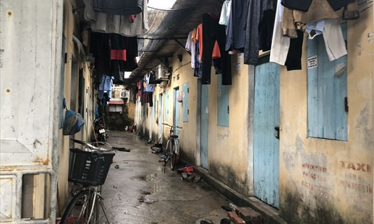 Thương thuê phòng ở một xóm trọ nghèo. Nơi đây chủ yếu là các bạn trẻ từ khắp nơi đổ về để mưu sinh. Họ giống nhau vì trẻ, nhiều mơ ước và... nghèo. Không lâu sau, Thương quen và đem lòng yêu mến Lê Văn Thơm (SN 1990) quê ở Cà Mau. Thơm cũng thường xuyên qua lại phòng trọ của Thương chơi. Hai người chung sống với nhau như vợ chồng. Mối tình chớm nở của đôi trẻ, giữa xóm trọ nghèo lẽ ra phải là khởi nguồn cho một cuộc hôn nhân hạnh phúc sau này. Thế nhưng, đời không ai học hết chữ ngờ... (Ảnh minh họa, nguồn internet)