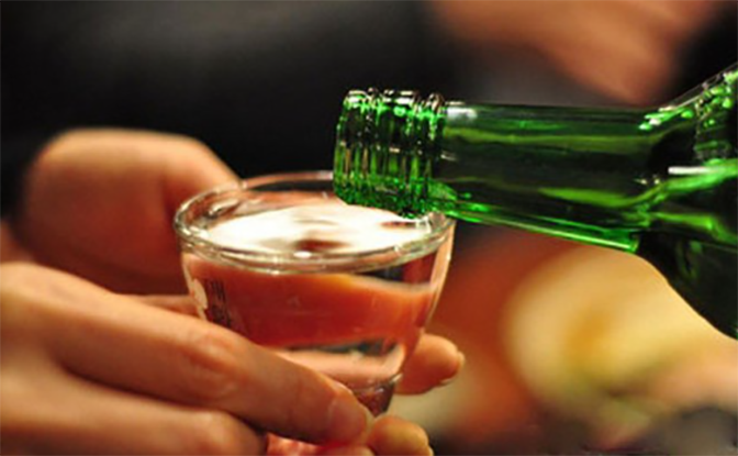 Một lúc lâu sau, Thơm mới đến và chở theo H. Dẫu biết Thương, người yêu cũ của mình ngồi đó, nhưng khi được hỏi “đi đâu mà để anh em phải gọi điện thoại” thì Thơm trả lời là “vừa đi khách sạn về”. Không những thế, Thơm còn có những cử chỉ âu yếm với H. ngay trước mặt Thương. Nghĩ đến cảnh chỉ mới trước đây chưa đầy chục ngày, Thơm còn “đầu ấp, tay gối”, rót bên tai mình những lời đường mật, mà giờ lại dẫn người khác đi tình tự, Thương vừa ghen, vừa hận. (Ảnh minh họa, nguồn internet) 