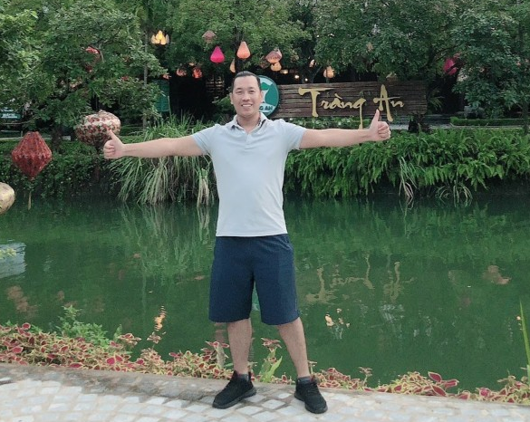 Đáng nói, trên các clip, khi thấy sự xuất hiện của "Tuấn Phò mã", nhiều tổ, đội CSGT lại ngay lập tức bỏ qua vi phạm. Thậm chí, có cả hình ảnh tổ công tác đang đứng làm nhiệm vụ nhưng thấy xe của “Tuấn Phò mã” đi qua liền vội thu bàn ghế chuyển đi nơi khác.