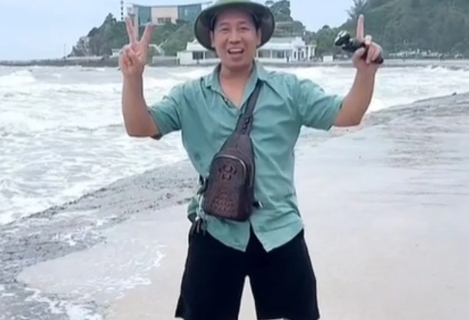 Kênh Tiktok của “Tuấn Phò mã” có tới 3,7 triệu lượt thích và hơn 300.000 người đăng ký theo dõi. Các clip của người này ngoài quay hình ảnh của lực lượng CSGT, cảnh sát cơ động còn có nội dung bán máy cạo râu, thu hút sự chú ý của hàng trăm nghìn người xem. 