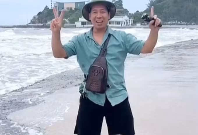 Kênh Tiktok của “Tuấn Phò mã” có tới 3,7 triệu lượt thích và hơn 300.000 người đăng ký theo dõi. Các clip của người này ngoài quay hình ảnh của lực lượng CSGT, cảnh sát cơ động còn có nội dung bán máy cạo râu, thu hút sự chú ý của hàng trăm nghìn người xem. 