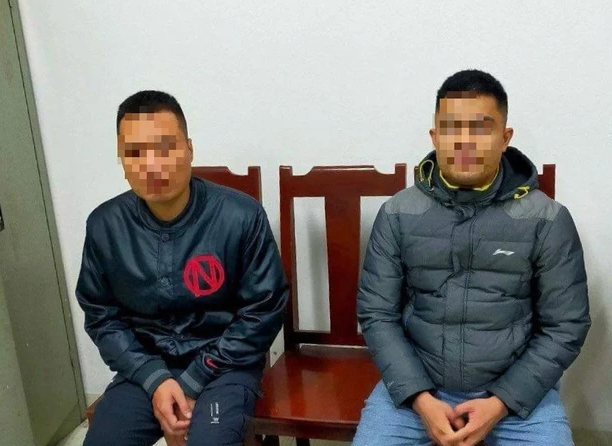  Hai người đi xe máy lên đường cấm, hành hung tài xế ô tô: Chiều 25/2, Trần Văn H. (38 tuổi) lái xe máy chở theo Trịnh T. (44 tuổi) cùng trú quận Hai Bà Trưng, Hà Nội lên đường Vành đai 2. Sau đó T. và H. xảy ra xích mích với chị N.P.T.A lái ô tô trên đường Vành đai 2, hướng từ cầu Vĩnh Tuy - Ngã Tư Sở. Đến khu vực đối diện khu đô thị Times City, H. lái xe máy lạng lách, tạt đầu ô tô của chị T.A, sau đó đập vào xe và chửi bới. H. sau đó tiếp tục lái xe chở T. chạy trên đường Vành đai 2 và gây sự với 2 nam thanh niên trong ô tô khác. Bị gây sự và tác động, hai người trên ô tô đã xuống xe và xảy ra xô xát với H. và T.