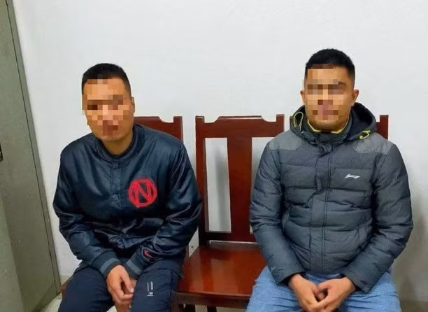  Hai người đi xe máy lên đường cấm, hành hung tài xế ô tô: Chiều 25/2, Trần Văn H. (38 tuổi) lái xe máy chở theo Trịnh T. (44 tuổi) cùng trú quận Hai Bà Trưng, Hà Nội lên đường Vành đai 2. Sau đó T. và H. xảy ra xích mích với chị N.P.T.A lái ô tô trên đường Vành đai 2, hướng từ cầu Vĩnh Tuy - Ngã Tư Sở. Đến khu vực đối diện khu đô thị Times City, H. lái xe máy lạng lách, tạt đầu ô tô của chị T.A, sau đó đập vào xe và chửi bới. H. sau đó tiếp tục lái xe chở T. chạy trên đường Vành đai 2 và gây sự với 2 nam thanh niên trong ô tô khác. Bị gây sự và tác động, hai người trên ô tô đã xuống xe và xảy ra xô xát với H. và T.