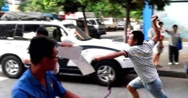  Đậu xe trước nhà dân, tài xế bị hành hung nhập viện: Tối 9/8/2023, anh Đ.X.C (tài xế xe tải) điều khiển xe ô tô tải đến giao hàng cho một tiệm tạp hóa trên đường N2 (phường Dĩ An, TP Dĩ An, tỉnh Bình Dương). Khi tới nơi, anh C. đậu xe trước nhà của Lê Văn Thanh (thường gọi là “Thanh ve chai”, SN 1973, ngụ Bình Dương) để đưa hàng hóa xuống. Lúc này vợ chồng Thanh vừa về, thấy xe chắn lối đi nên đã chửi bới tài xế. Thanh, còn cùng một số người dân gần đó dùng gậy kim loại, cây gỗ đuổi đánh anh C khiến anh này bị thương ở vùng đầu, phải nhập viện cấp cứu. (Ảnh minh họa)