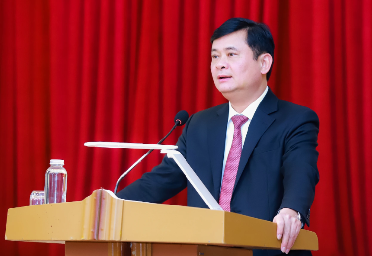 Phát biểu tại buổi lễ, Bí thư Tỉnh ủy Nghệ An Thái Thanh Quý mong muốn khi tham gia vào Ban Thường vụ Tỉnh ủy Nghệ An, Giám đốc Công an tỉnh Nghệ An Bùi Quang Thanh sẽ phát huy cao độ trí tuệ, tâm huyết, trách nhiệm để cùng tập thể Ban Thường vụ ngày càng vững mạnh, đoàn kết hơn nữa trong thực hiện các nhiệm vụ được giao, phục vụ hiệu quả cho sự phát triển của tỉnh. (Ảnh Báo Nghệ An)