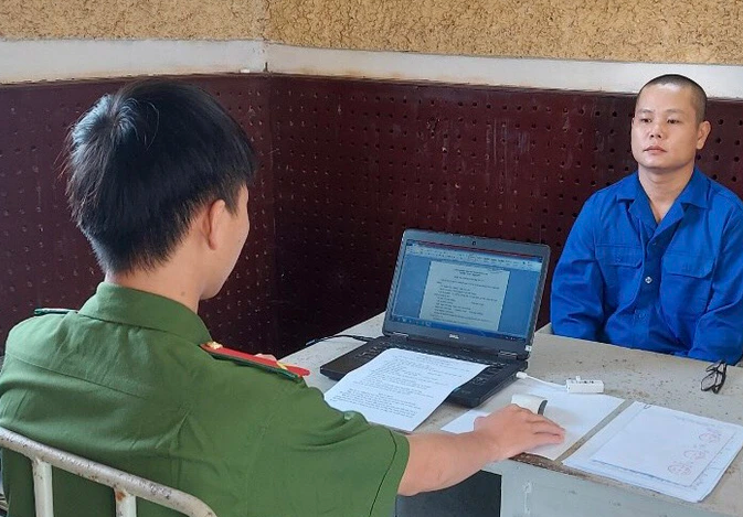  "Nổ" quen biết cán bộ cấp cao, lừa đảo gần 2,3 tỷ đồng: Trong 1 lần đi uống cà phê, ông Chu Kỳ Dương (huyện Krông Nô, tỉnh Đắk Nông) quen biết với Lê Trần Thắng (SN 1983, ngụ huyện Hoài Đức, Hà Nội). Thắng nói mình có mối quan hệ với các cán bộ cấp cao ở Trung ương nên xin cho nhiều doanh nghiệp thực hiện dự án. Trong lúc công ty xây dựng của mình đang gặp khó khăn, tin tưởng Thắng sẽ xin được dự án nên ông Dương đã vay tiền đưa cho Thắng gần 2,3 tỷ đồng. Sau khi nhận tiền, Thắng không xin được dự án và không trả lại tiền. Ngày 12/7/2023, Công an tỉnh Đắk Nông đã ra quyết định khởi tố và tạm giam Thắng. 