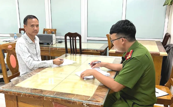  "Nổ" quen biết nhiều để lừa chạy án, chiếm đoạt hơn 4 tỷ đồng: Nguyễn Xuân Thịnh (SN 1983; trú TP Uông Bí, tỉnh Quảng Ninh) sau khi gặp chị C.B.P (SN 1987, trú tại phường Cao Xanh, TP. Hạ Long), Thịnh khoe bản thân quen biết nhiều lãnh đạo cấp cao trong ngành pháp luật, có thể "chạy án", xin cho chồng chị P. được giảm án. Tuy nhiên, kẻ lừa đảo đã chiếm đoạt của nạn nhân hơn 4 tỷ đồng. Tháng 7/2023, Thịnh bị Công an tỉnh Quảng Ninh khởi tố, bắt tạm giam.