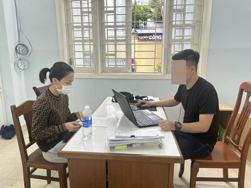  Nữ quái lừa đồng nghiệp "chạy án", chiếm đoạt 6,6 tỷ đồng: Biết anh T. (quê Đà Nẵng) lo lắng sẽ bị bắt giữ vì Công an đang điều tra việc mua bán trái phép tài khoản ngân hàng, Chế Thị Mỹ Ngân (43 tuổi, ngụ TP HCM) từng là đồng nghiệp, "nổ" là có quan hệ với các lãnh đạo ở Trung ương và Bộ Công an. Ngân gợi ý anh T. lo tiền để “chạy án” rồi chiếm đoạt 6,6 tỷ đồng. Ngày 3/2, Công an TP Đà Nẵng đã di lý đối tượng Chế Thị Mỹ Ngân về Đà Nẵng để phục vụ công tác điều tra.