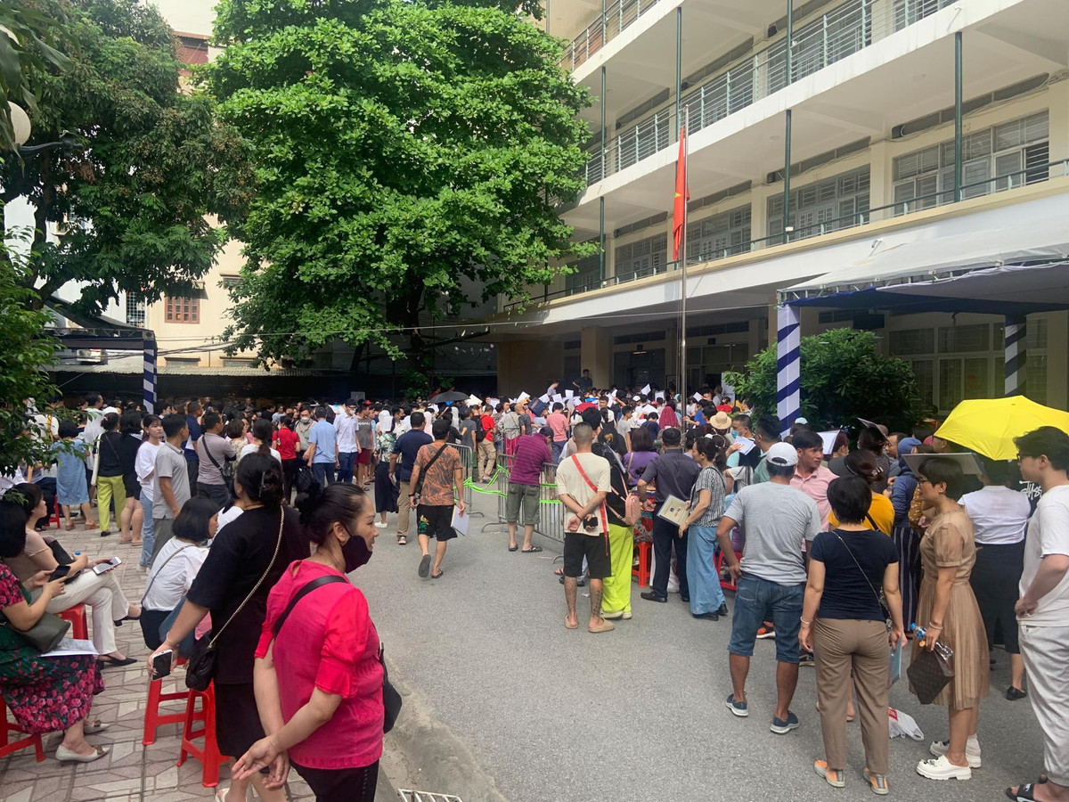 Giám đốc Sở lên tiếng vụ xếp hàng nộp hồ sơ cho con vào lớp 10 - Hình 2 Giam doc So len tieng vu xep hang nop ho so cho con vao lop 10-Hinh-2