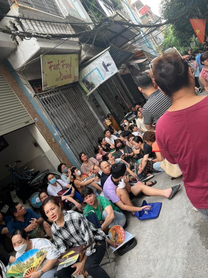 Năm học 2023-2024, theo công bố, Trường THPT Hoàng Cầu tuyển sinh 496 chỉ tiêu lớp 10. Tuy nhiên, Trường không đưa ra điều kiện điểm chuẩn, cũng không thông báo về cách thức xét tuyển nên các phụ huynh không biết Trường sẽ lấy điểm từ cao xuống thấp hay lấy theo thứ tự hồ sơ nộp sớm.