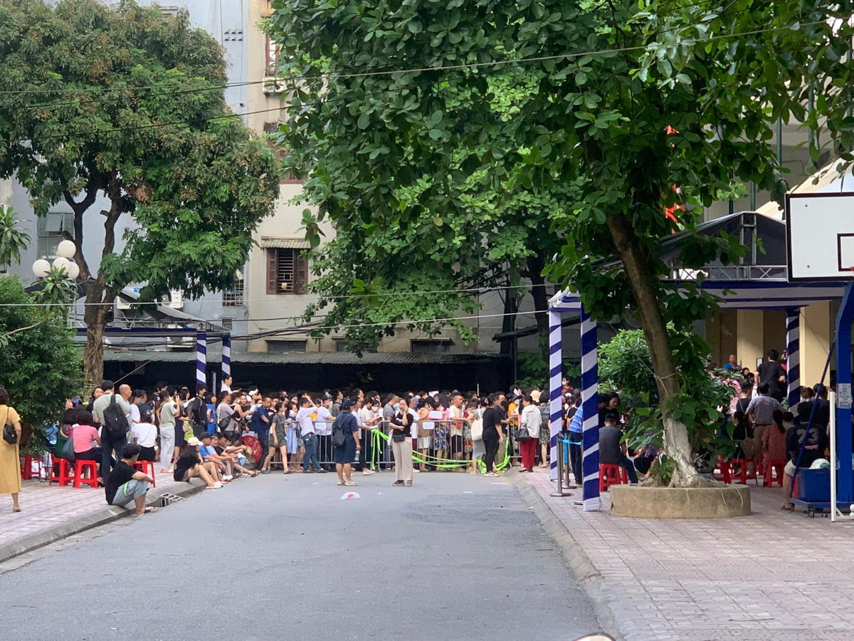 Xếp hàng xuyên đêm giữ chỗ, thế nhưng, một số phụ huynh phản ánh, đến 8h sáng Trường làm việc đã không chấp nhận số thứ tự từ 23h, mà chỉ tính bắt đầu từ lúc 8h. Điều đó đã dẫn tới sự bức xúc của nhiều phụ huynh.