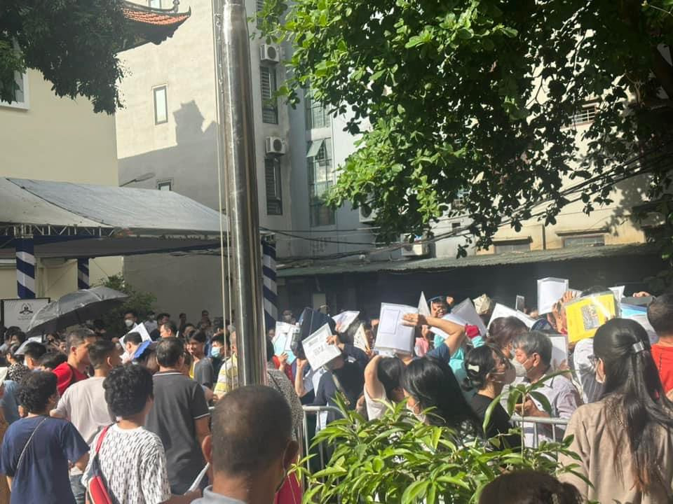 Tại Trường THPT Tạ Quang Bửu (Hà Nội), phụ huynh cũng đã xếp hàng xuyên đêm tới lúc trời nắng nóng, mong giành một suất vào lớp 10 cho con.