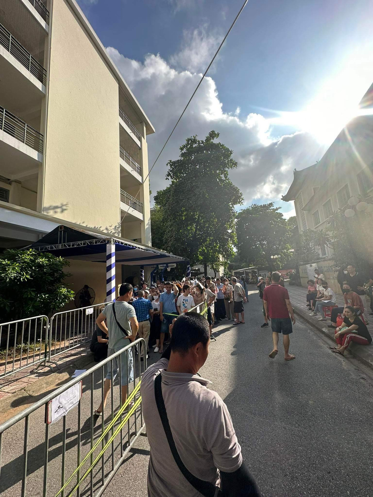 Vấn đề tuyển sinh vào lớp 10 của Hà Nội đã gây "nóng" dư luận nhiều năm nay. Liên quan đến vấn đề này, mới đây, ngày 5/6, thảo luận ở tổ về dự án Luật Nhà ở (sửa đổi), Uỷ viên Bộ Chính trị, Bí thư Thành uỷ, Trưởng Đoàn đại biểu Quốc hội TP Hà Nội Đinh Tiến Dũng đề nghị bổ sung chế tài bắt buộc trong luật về việc các chủ đầu tư phải đảm bảo việc đầu tư hạ tầng xã hội, trong đó có xây trường học. “Có dự án nhà ở 20 năm nay rồi chưa xây được trường học, dân vào ở kín mít”, ông Dũng nêu thực tế.