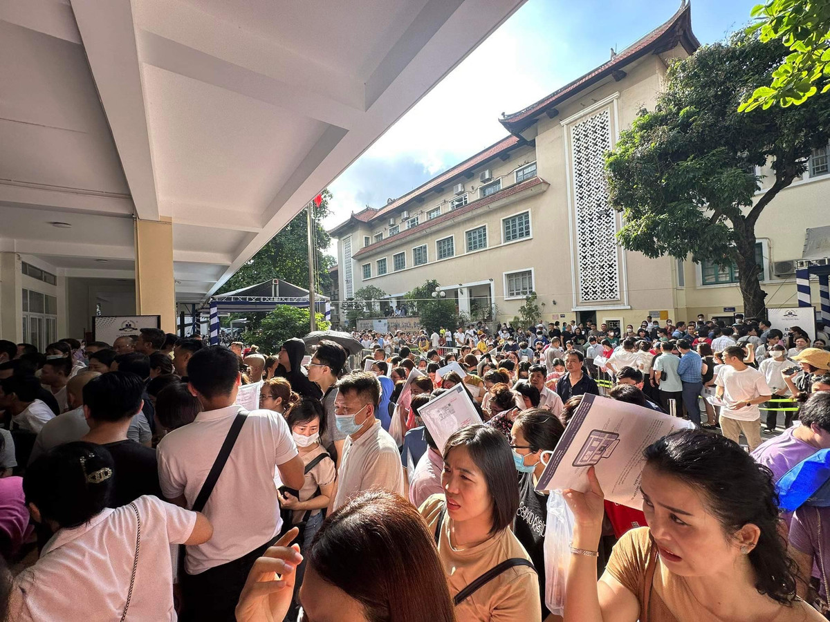 Năm 2023, Trường THPT Tạ Quang Bửu tuyển sinh theo ba hình thức: Xét tuyển thẳng, xét tuyển học bạ và xét tuyển bằng điểm thi lớp 10 của Sở Giáo dục và Đào tạo Hà Nội. Với hình thức xét tuyển thứ ba, trường đưa ra mức điểm chuẩn 38,5.