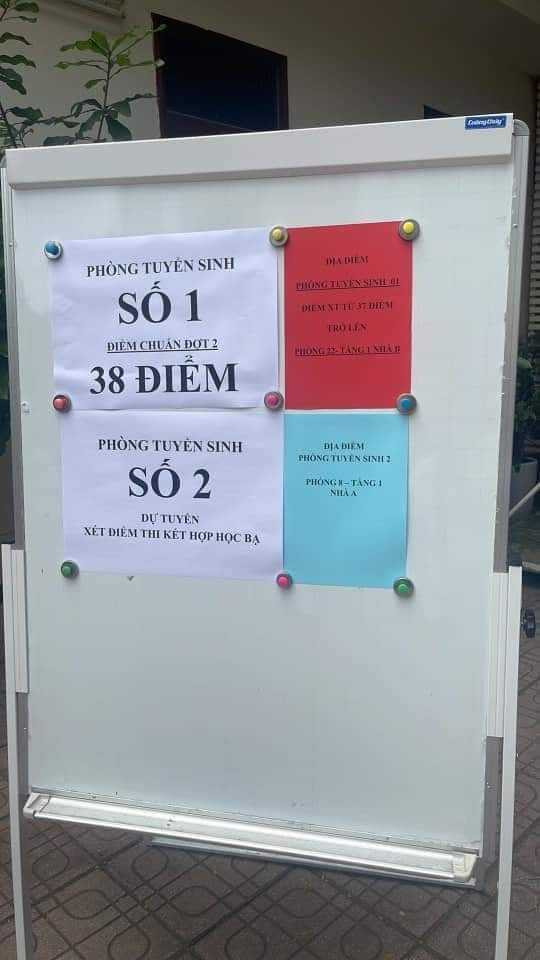 Một phụ huynh cho biết, đã xếp hàng ở Trường THPT Hoàng Cầu từ 5h sáng với số thứ tự 184. Điểm chuẩn buổi sáng của Trường là 37, nhưng đến khoảng 10h sáng, khi chưa đến lượt nộp hồ sơ vào lớp 10 cho con thì điểm chuẩn đã vọt lên 38. Theo thông tin cập nhật, điểm chuẩn của nhiều trường cũng "nhảy" theo giờ, phụ huynh theo dõi muốn "rớt tim", hồi hộp ngang chơi chứng khoán.