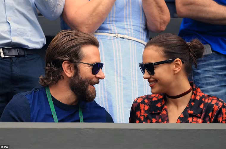 Cả hai tươi cười trên khán đài.