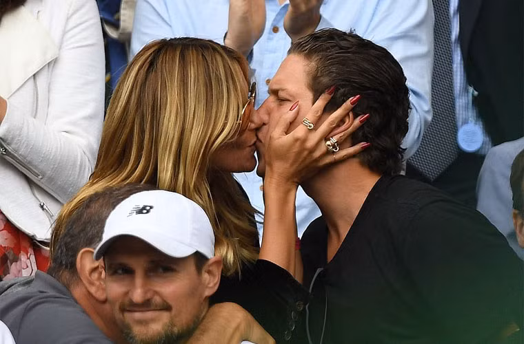 Người mẫu 43 tuổi và tình trẻ 29 tuổi dường như không quan tâm tới diễn biến trận đấu lắm mà chỉ dành thời gian để âu yếm nhau.